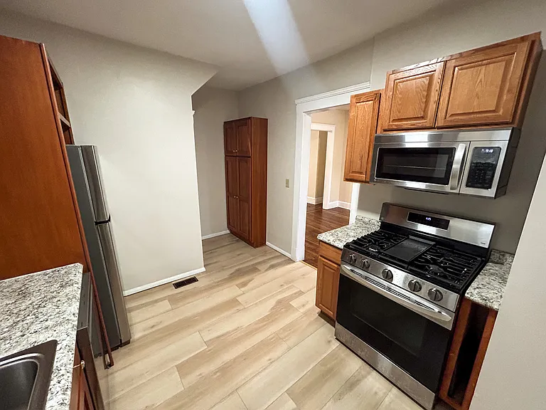 9804 Newton Ave — Photo 5