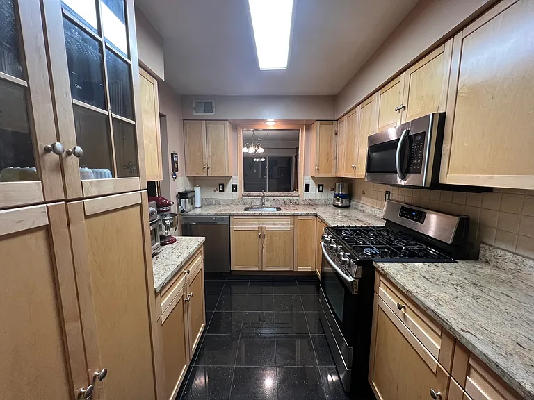 83 Bond St — Photo 3