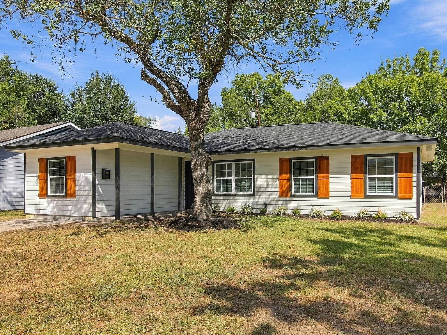 3 bed, 2.0 bath, 1256 sqft, $1,750 — Photo 3