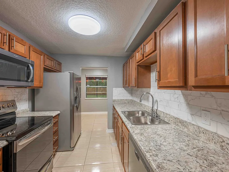1623 Twin Oak Dr E — Photo 2