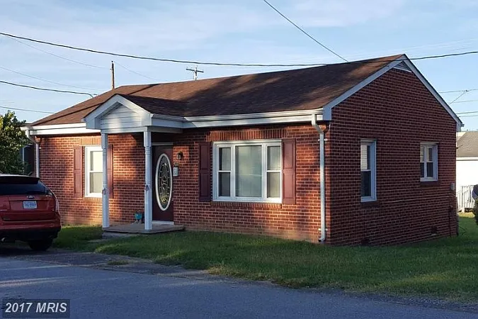 457 Brown St photo 1