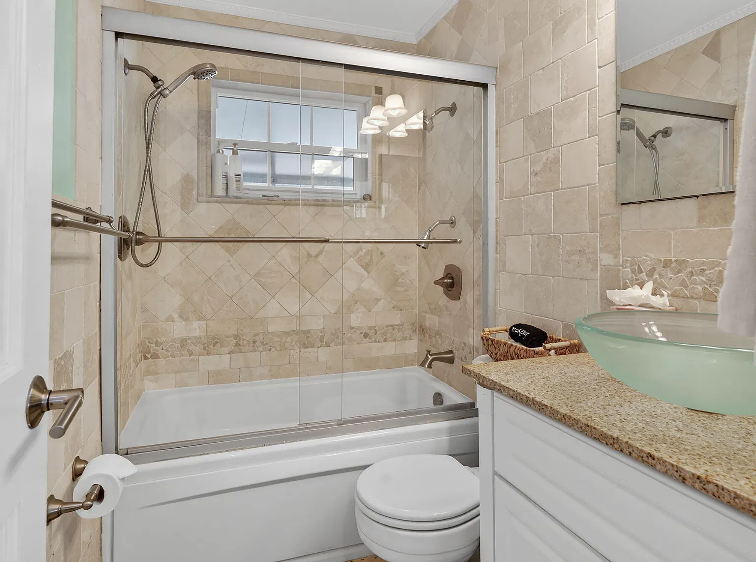3 bed, 1599 sqft, $3,490 — Photo 3