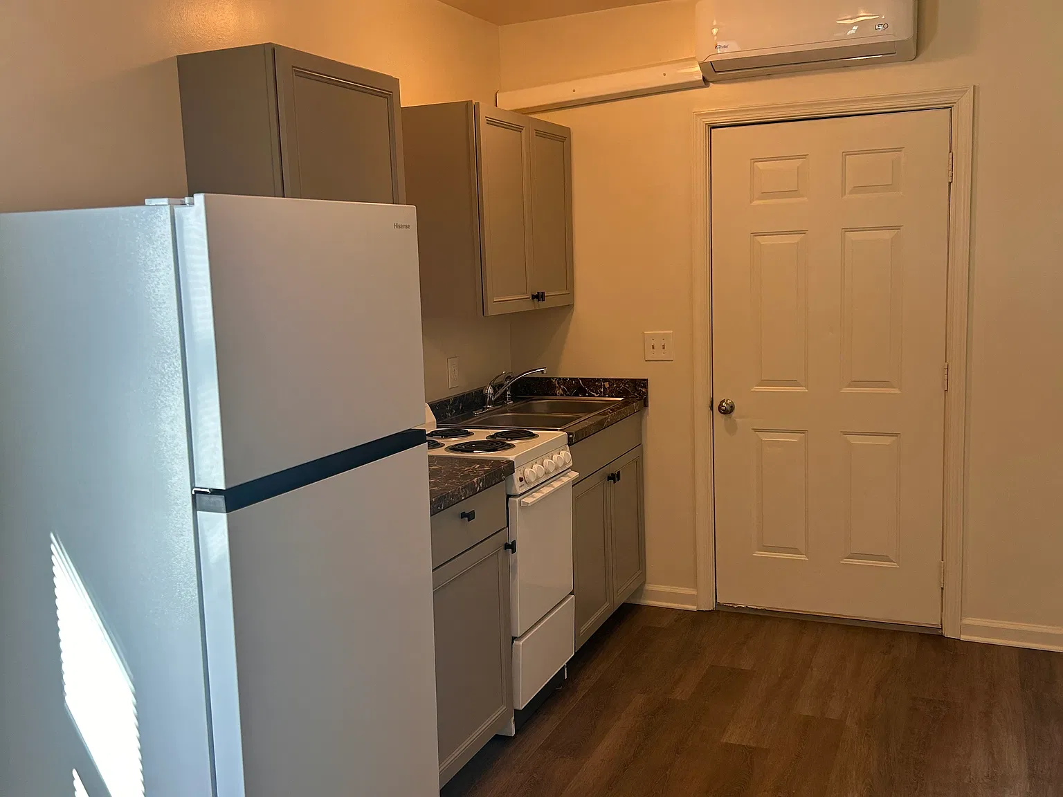 Studio, $785 — Photo 3