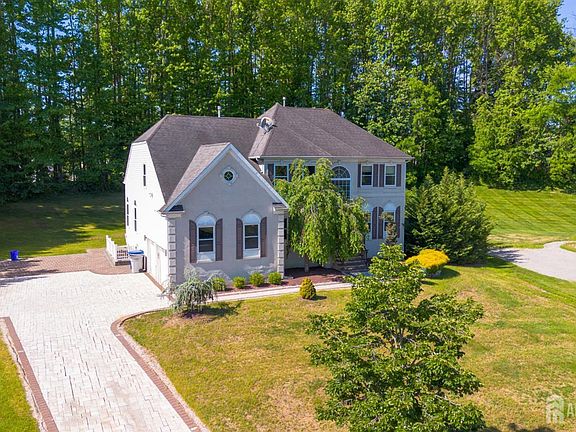 3rd image of 20 Forest Ln