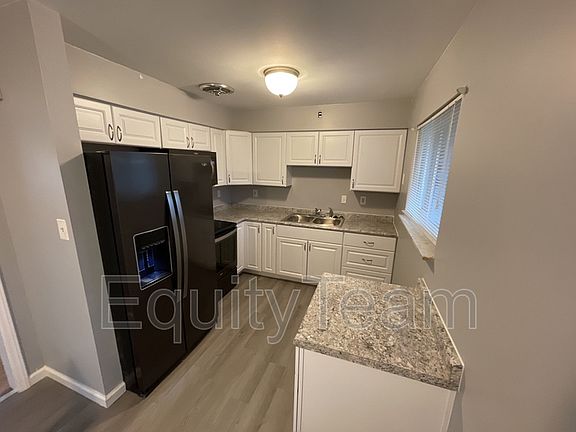 3rd image of 3227 Blueacres Dr