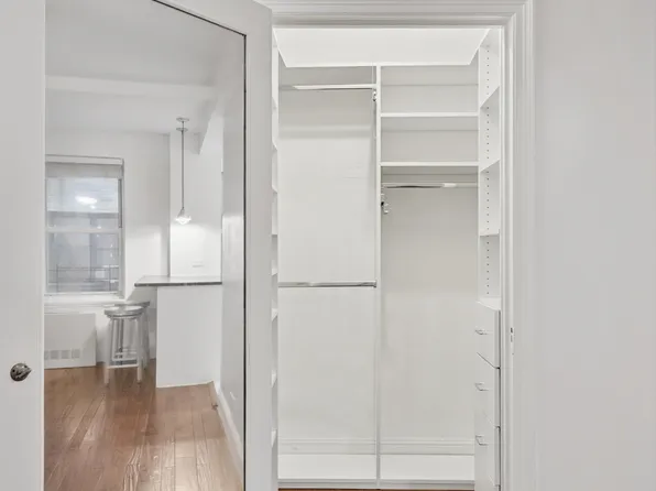 424 East 52nd Street image 8 of 16