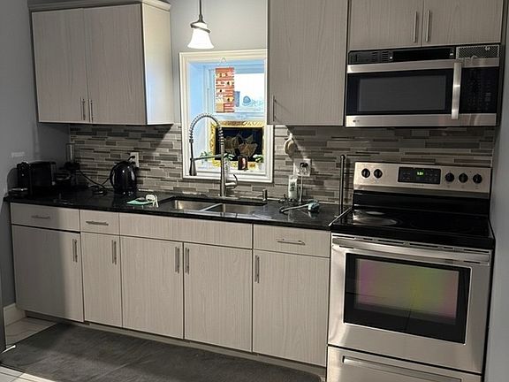3rd image of 1404 Tecumseh Rd W #1404