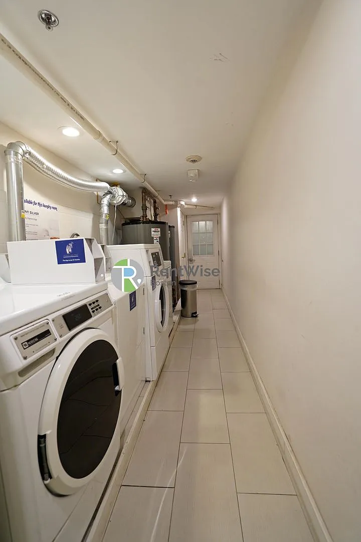 No Brokers Fee, All the Utilizes Included in the Rent, Laundry, Elevator — Photo 2