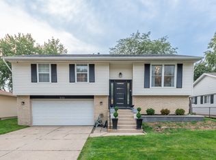 530 Ridge Cir, Streamwood, IL 60107