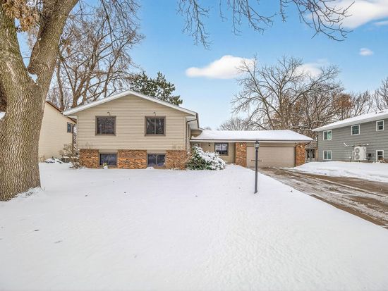 2801 Aglen Ave, Roseville, MN 55113