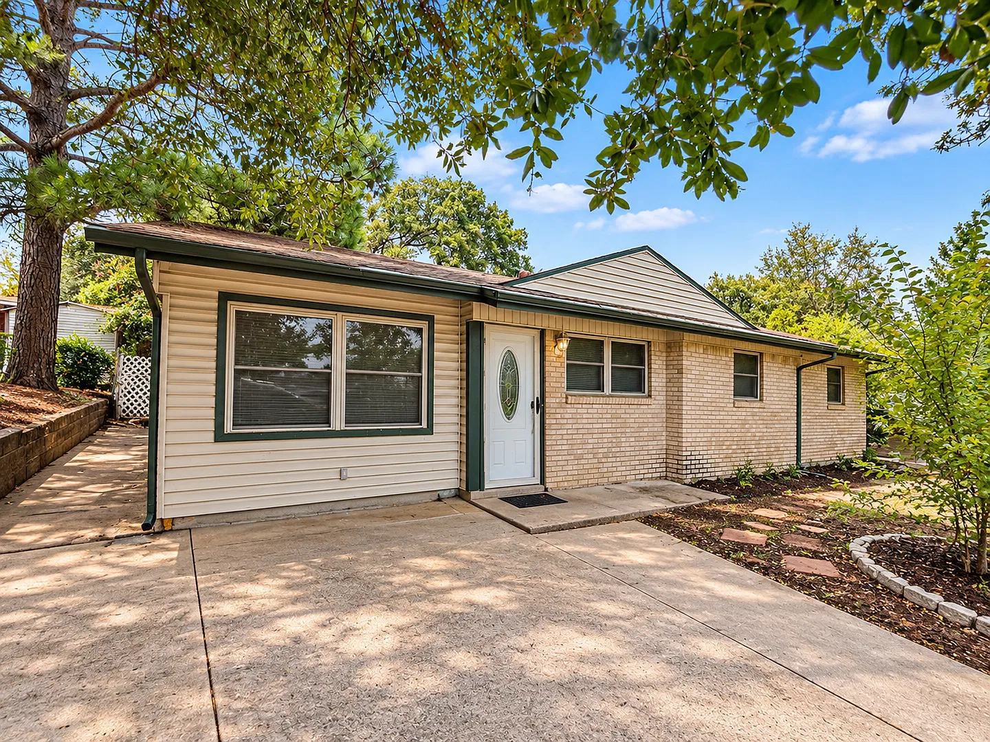 Beautifully Renovated 3-Bed Gem in Arlington Modern Updates & Huge Backyard! — Photo 1