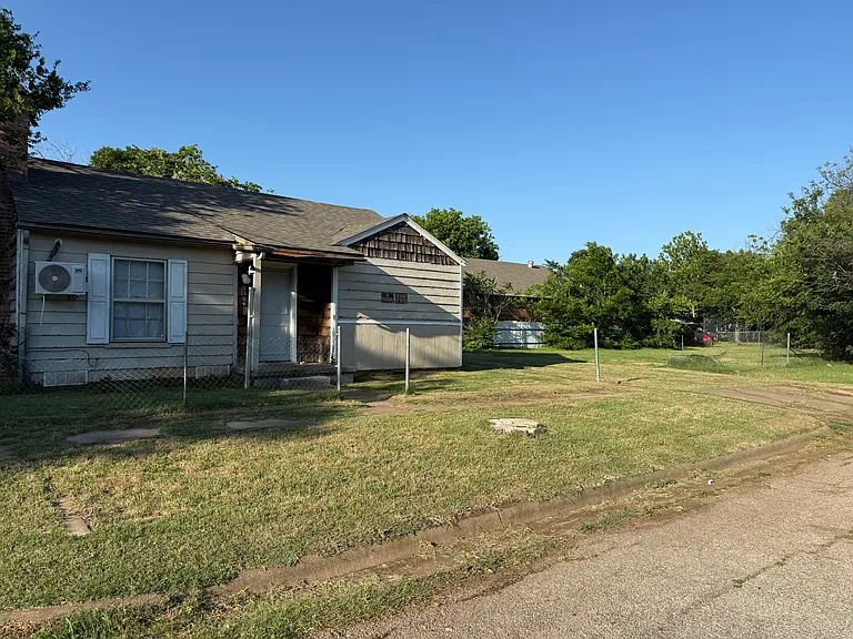 2304 Avenue D — Photo 2