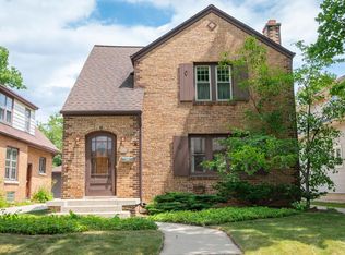 2640 N 72nd St, Wauwatosa, WI 53213