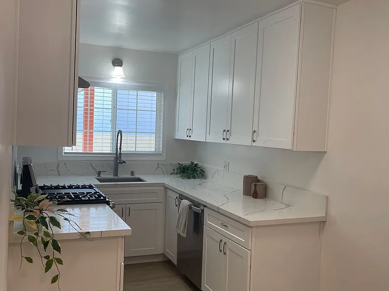 1601 N Normandie Ave — Photo 14