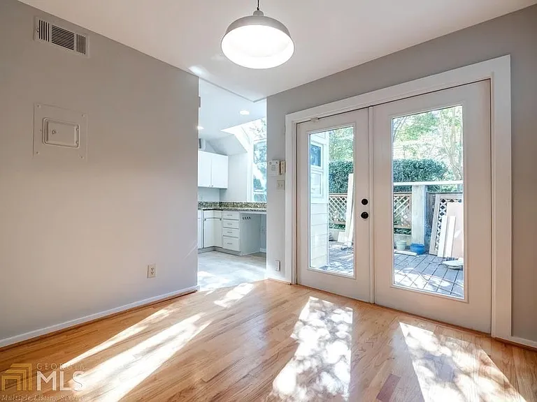836 Saint Charles Ave NE #B — Photo 4
