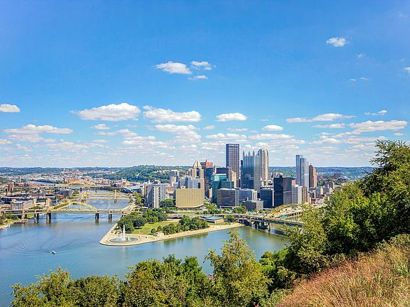 At Grandview Pointe, the only thing we overlook is the city!