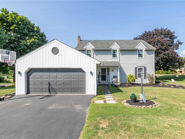 1670 Lamplighter Dr, Macungie, PA 18062