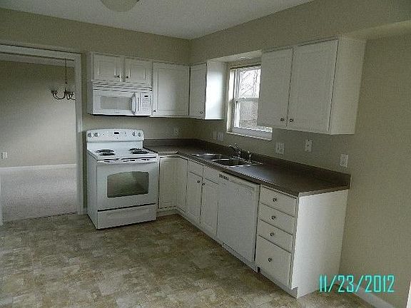 5th image of 11 Churchill Manor Ct