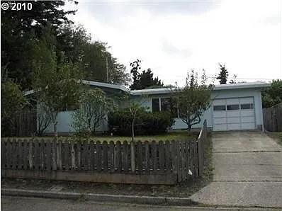 1095 Garfield Ave photo 1