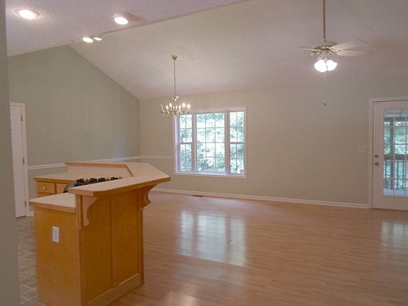 4th image of 907 Manor Dr