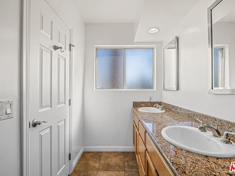7560 Hollywood Blvd #109 — Photo 27