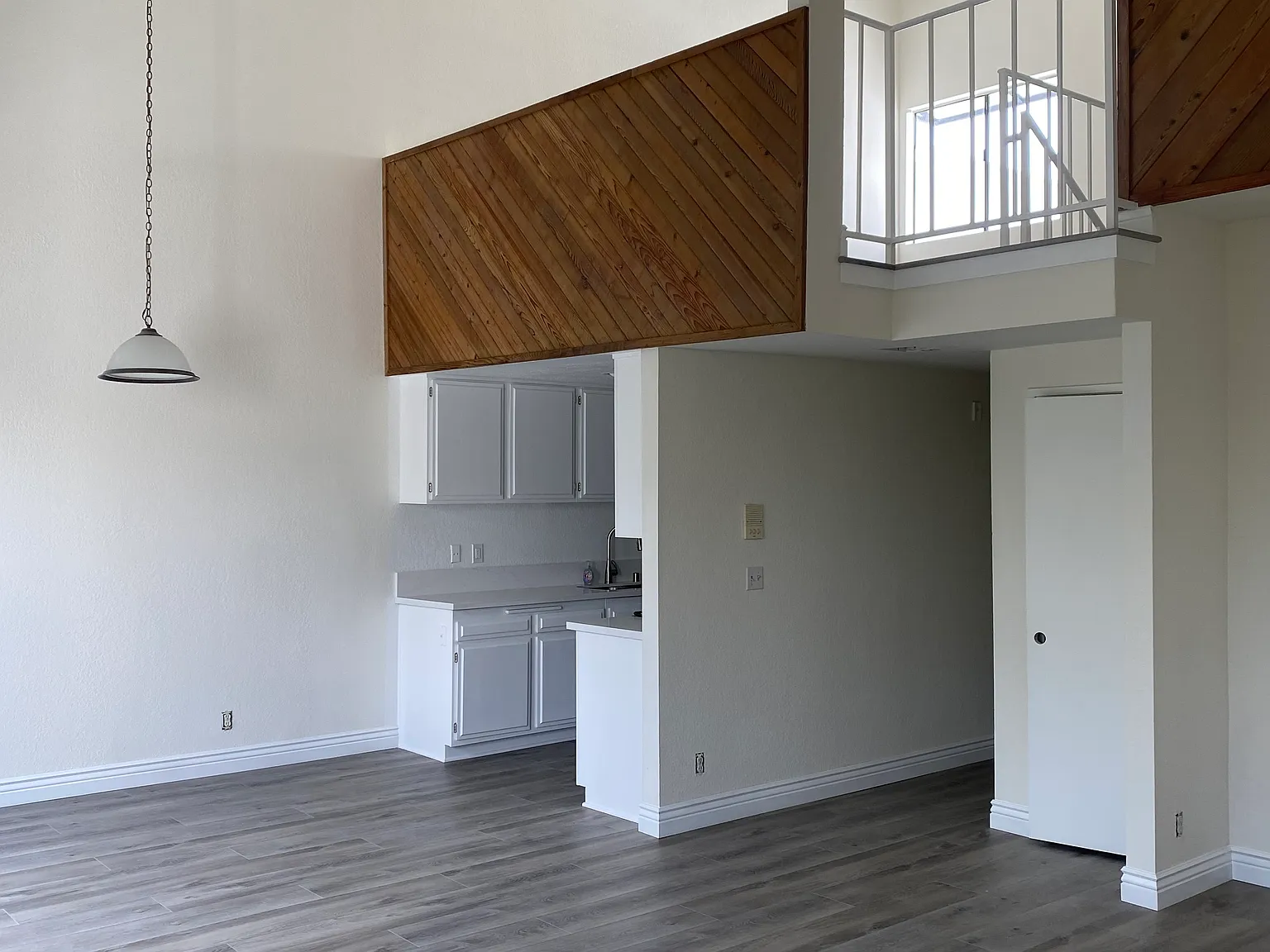 14411 Riverside Dr — Photo 2