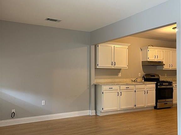 4th image of 548 Brown St