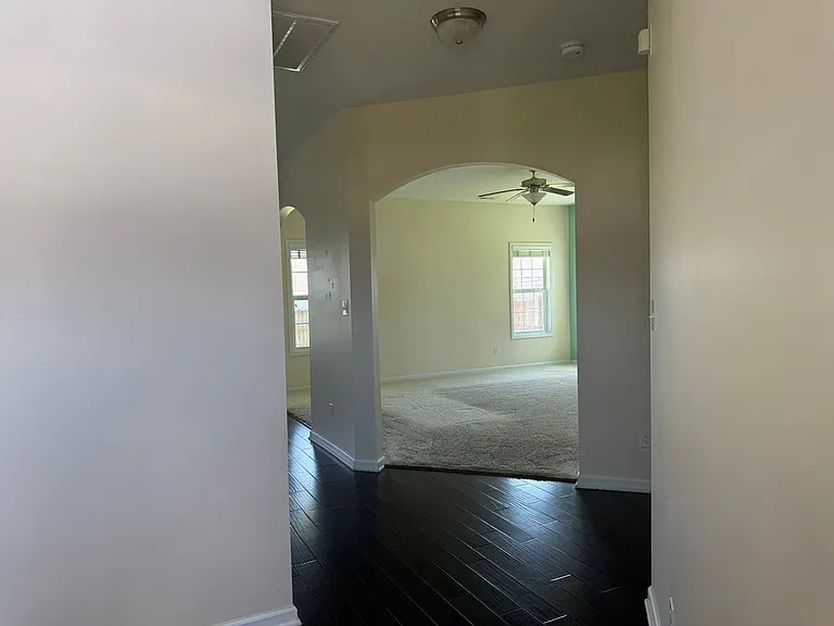 403 Derrick Dr — Photo 2