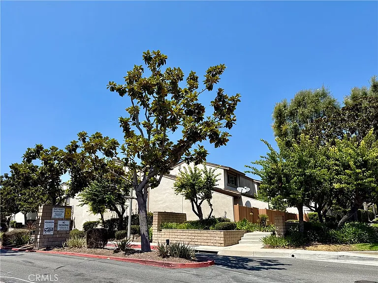 1715 N Gilbert St — Photo 18