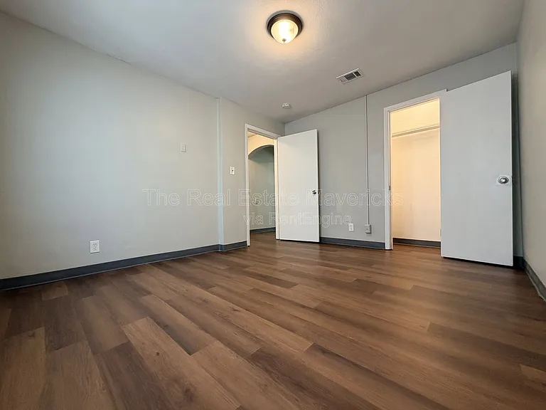 5601 Belaire Dr #D — Photo 8