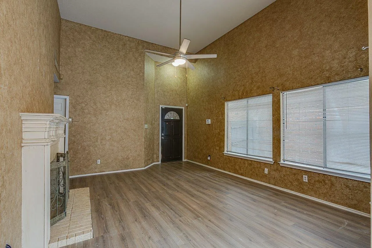 2 bed, 958 sqft, $1,550 — Photo 1