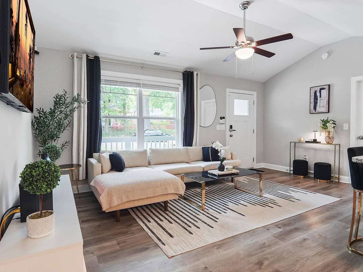 3 bed, 1324 sqft, $3,200 — Photo 4