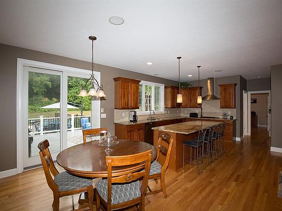 5th image of 18 Windsor Ct