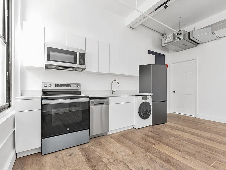 255 W 36th St #1002 — Photo 4