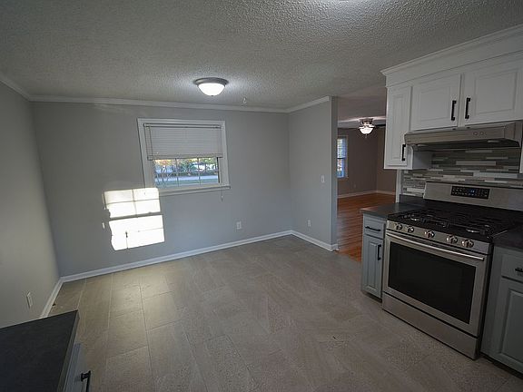 5th image of 585 Dawn Dr