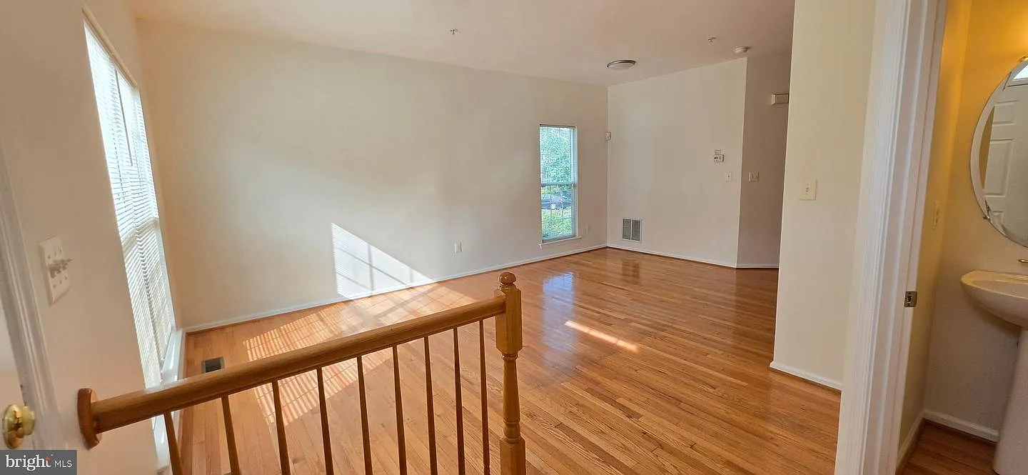 3 bed, 3.5 bath, 1400 sqft, $2,900 — Photo 2