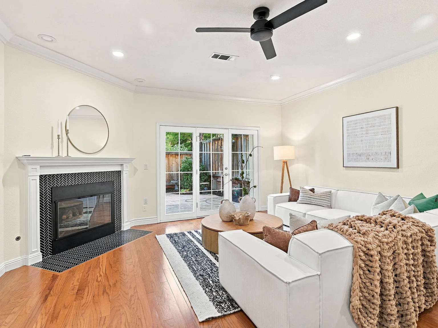 4 bed, 2.5 bath, 2315 sqft, $4,995 — Photo 4