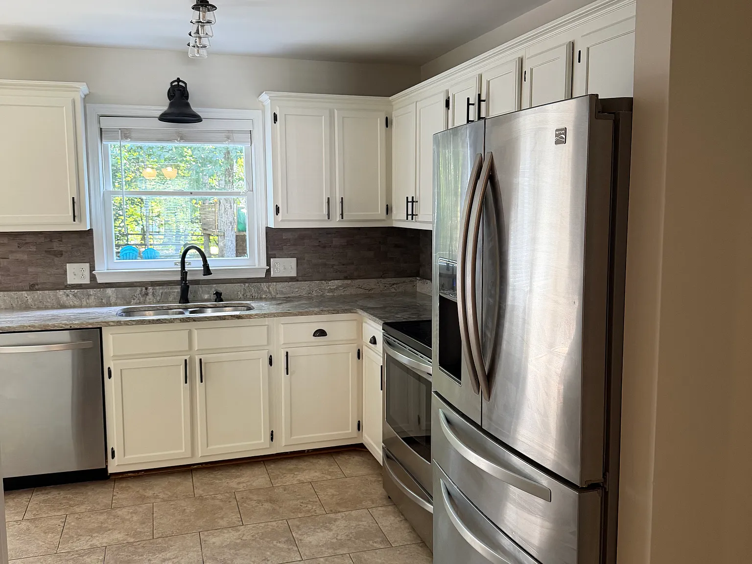4 bed, 2.5 bath, 1915 sqft, $2,400 — Photo 3