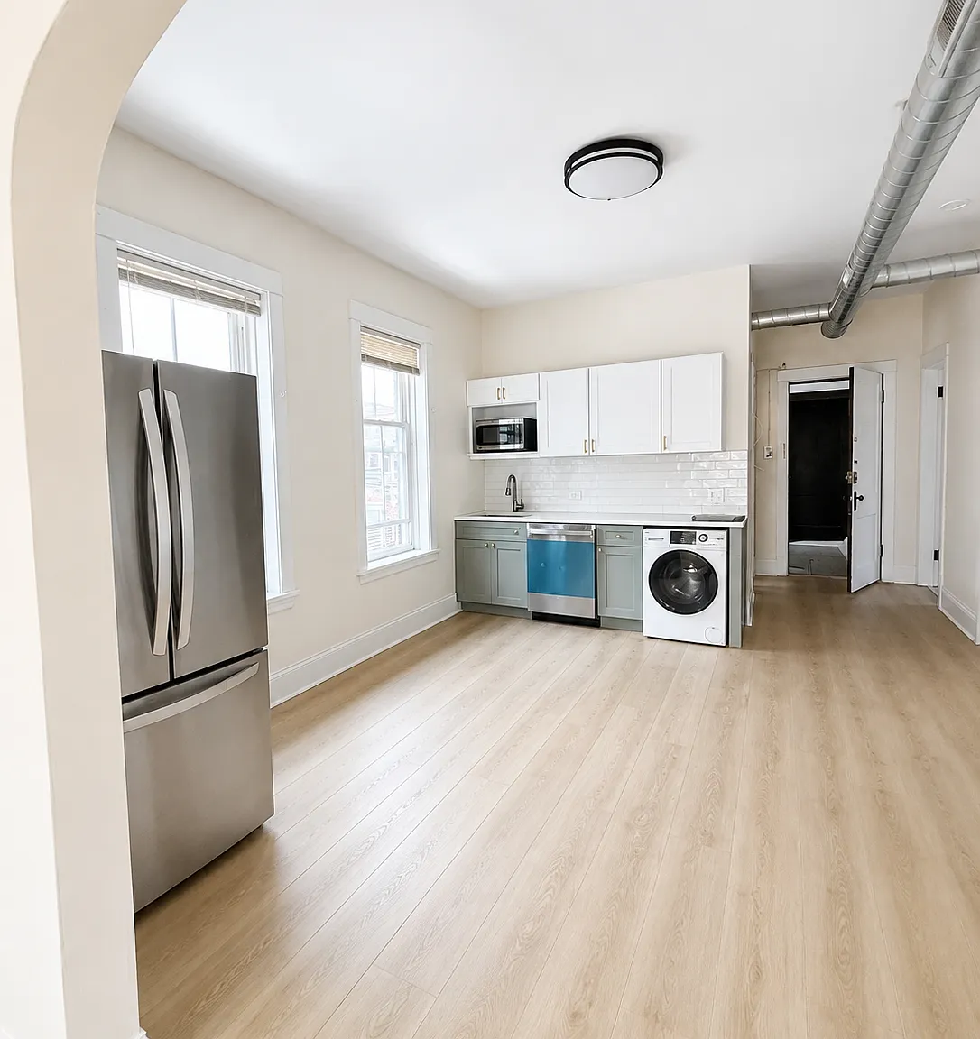 2 bed, 975 sqft, $2,820 — Photo 3