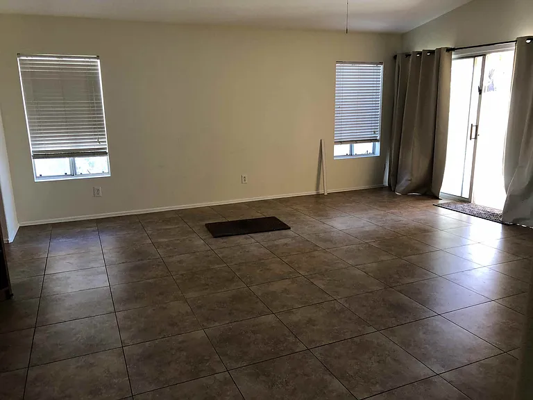 3513 E Kelton Ln — Photo 3