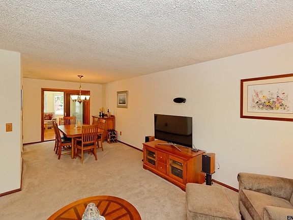 3rd image of 10 Circle Dr