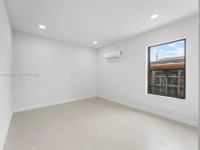 1368 W 29th St #2 — Photo 14