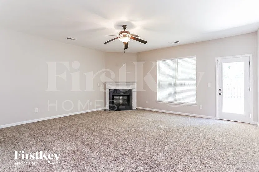 4 bed, 3.0 bath, 2880 sqft, $3,020 — Photo 2