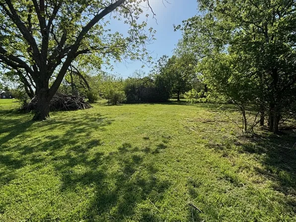 921 Country Club Rd, Cleburne, TX 76033