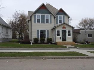 208 7th St NE, Devils Lake, ND 58301