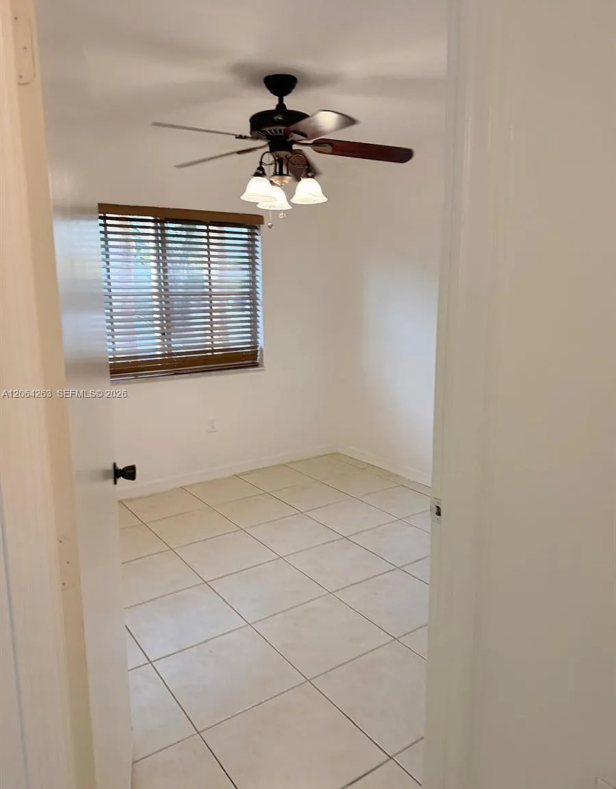 Venetia Gardens Condo — Photo 4