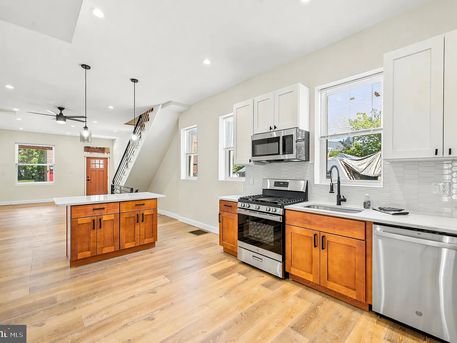 4 bed, 3.5 bath, 2242 sqft, $4,900 — Photo 4