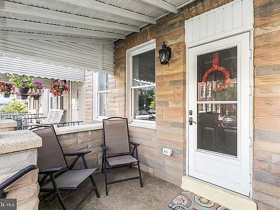 Covered Front Porch!