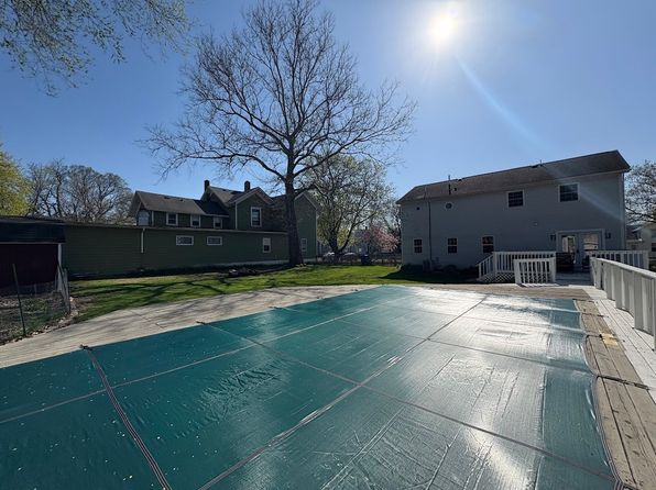 300 N May St, Hinckley, IL 60520
