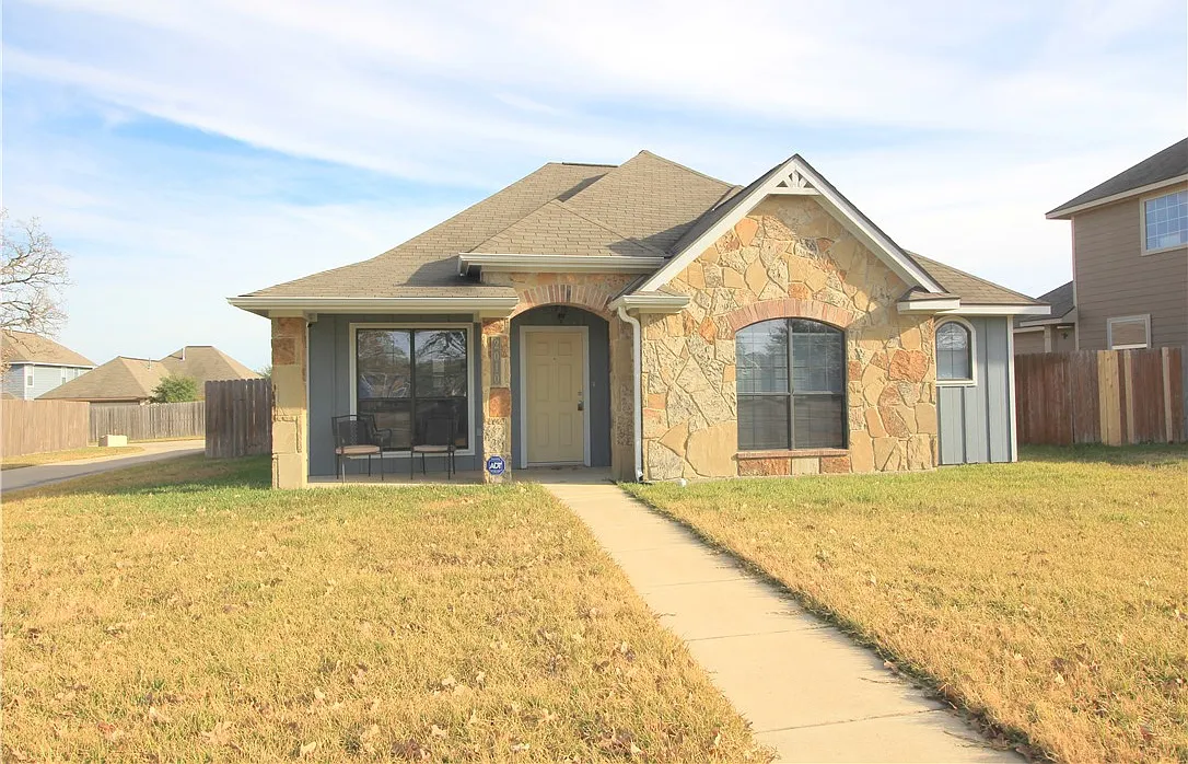 3 bed, 1423 sqft, $1,925 — Photo 1